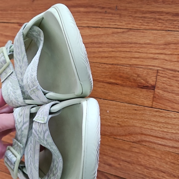 Chaco sliper sandals lime green, womens 10, very comfortable - Picture 8 of 8